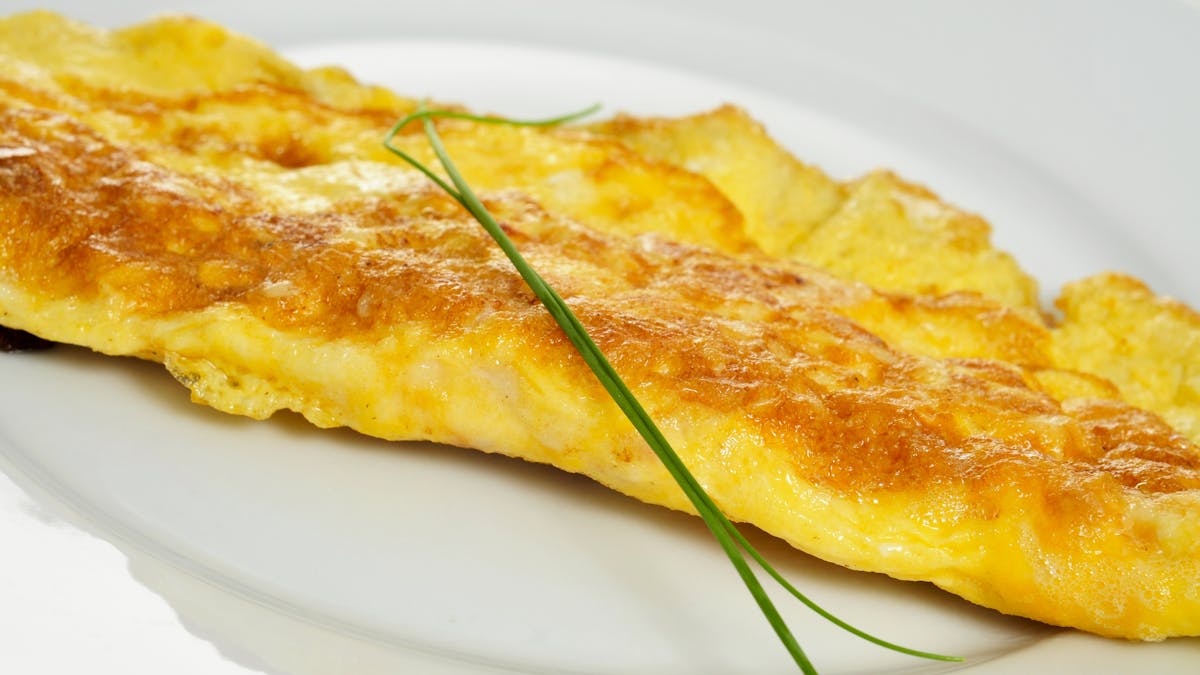 omelette nature au beurre avec un brin de
ciboulette omelette nature au beurre avec un brin de
ciboulette