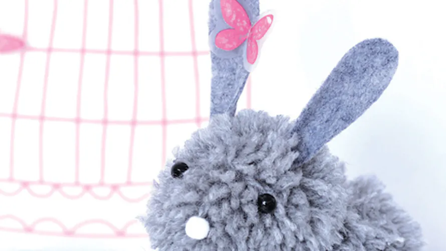 DIY : Fabriquer un lapin en pompons gris | MOMES