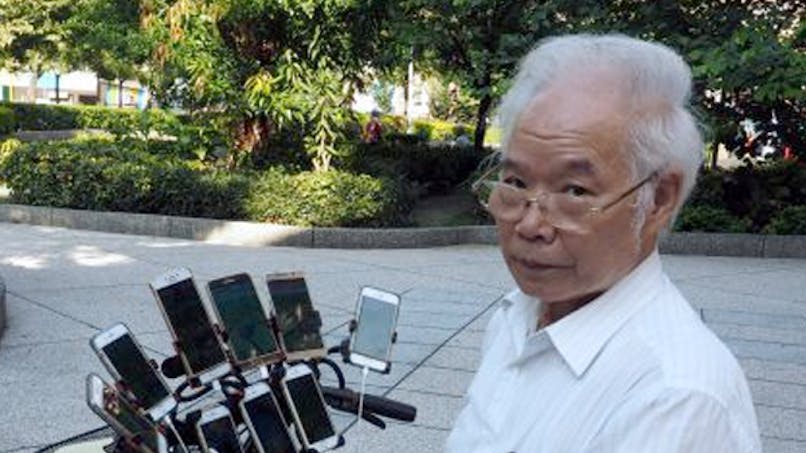 Pokémon Go 70 ans grand-père fan 11 téléphones portables
      vélo