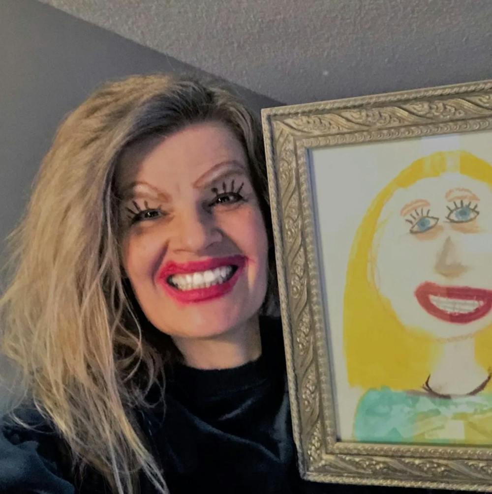 Cette Maman Pose Avec Humour A Cote Du Portrait Dessine Par Sa Fille Momes Net Cette Maman Pose Avec Humour A Cote Du Portrait Dessine Par Sa Fille Momes Net