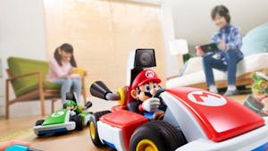 Pour les 35 ans de Mario Bros, Nintendo lance une version de Mario Kart qui transforme votre salon en véritable circuit !