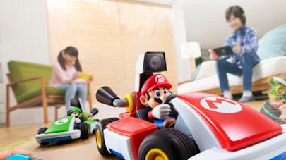 Pour Les 35 Ans De Mario Bros Nintendo Lance Une Version De Mario Kart Qui Transforme Votre Salon En Veritable Circuit Momes Net Pour Les 35 Ans De Mario Bros Nintendo Lance Une Version De Mario Kart Qui Transforme Votre Salon En Veritable Circuit Momes Net