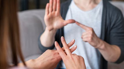 Pour ou contre apprendre la langue des signes à l'école ?