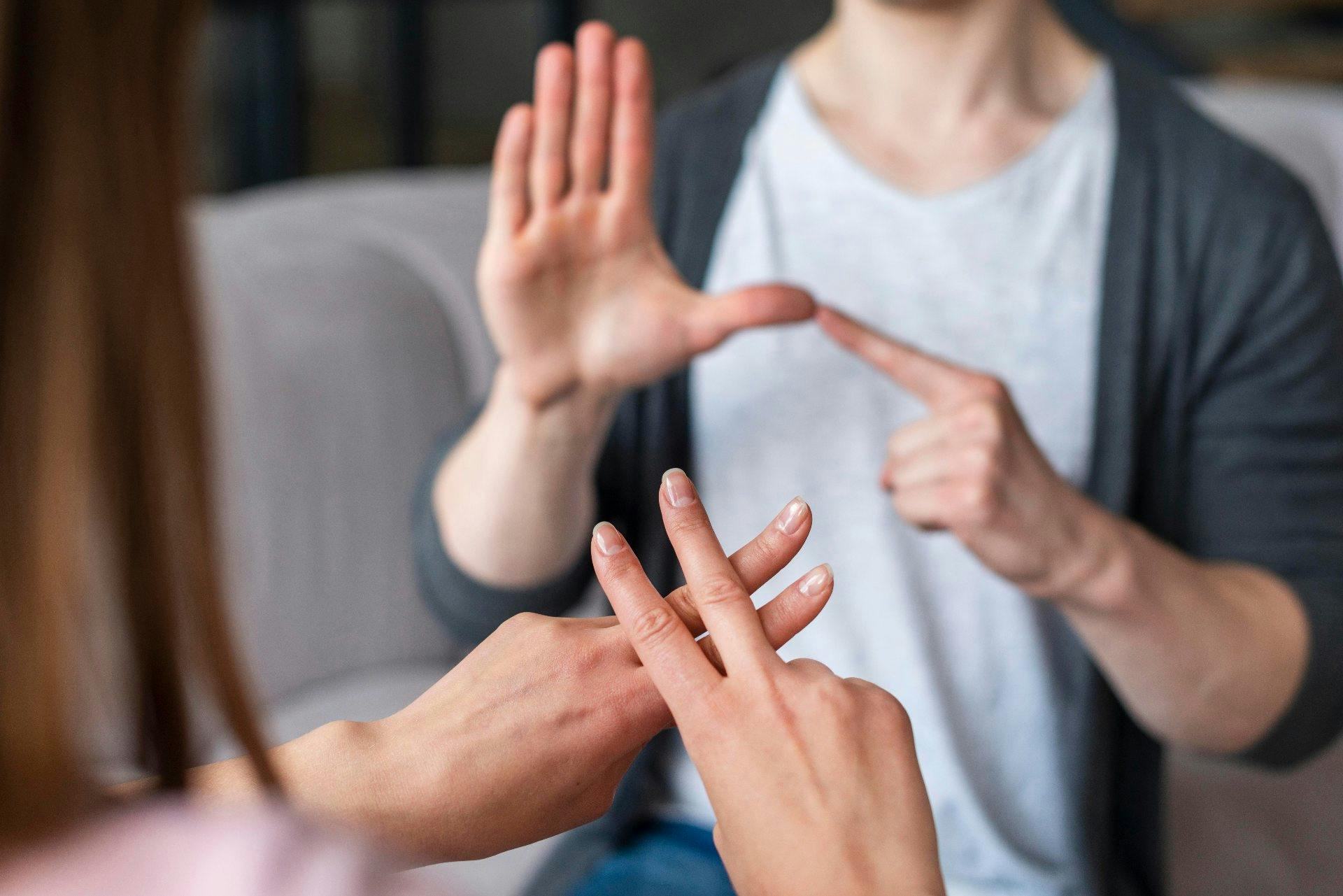 Debat Entre Enfants Pour Ou Contre La Langue Des Signes A L Ecole Momes Net