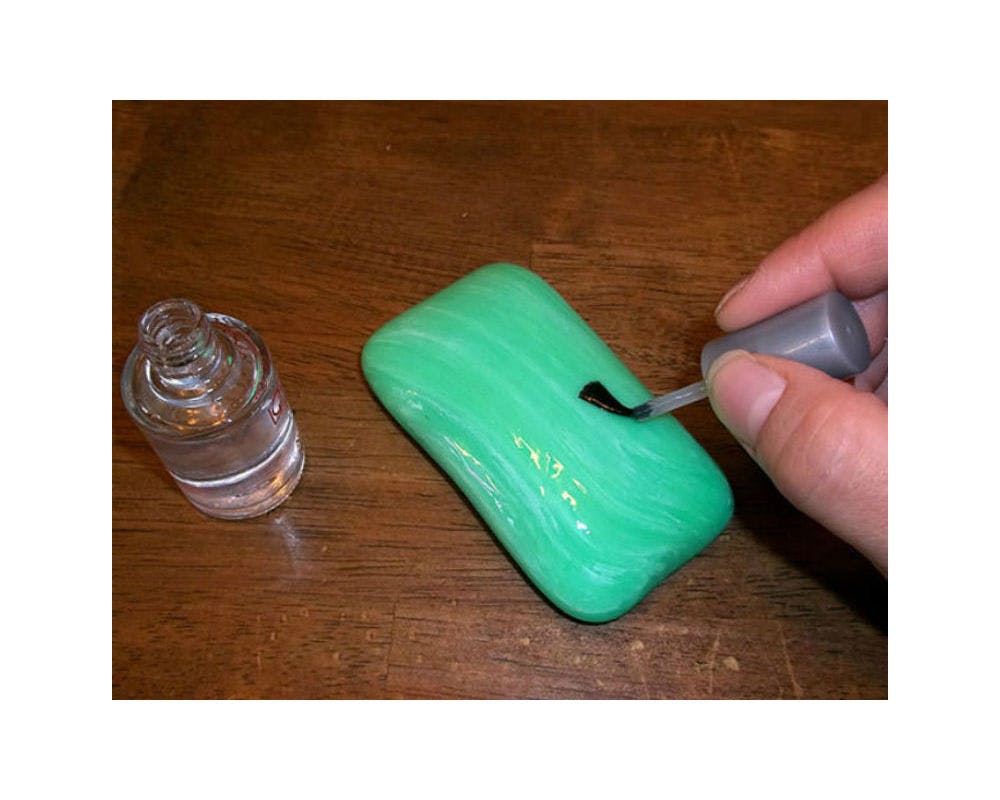 Recouvrir le savon de vernis à ongles