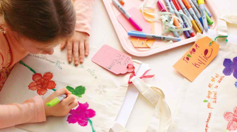 Décorer un sac outlet en tissu en maternelle