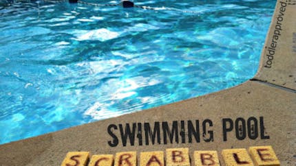 Scrabble géant dans la piscine