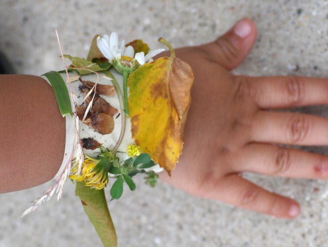 Se faire un bracelet de feuilles