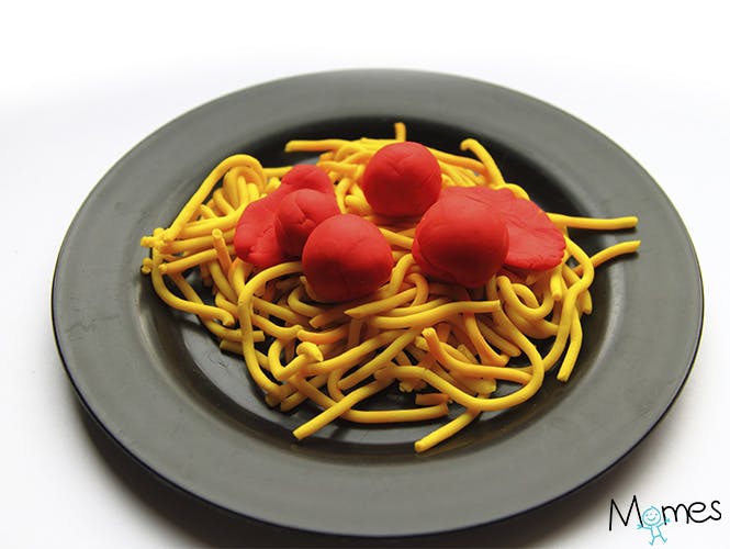 Spaghetti à la bolognaise en pâte à modeler