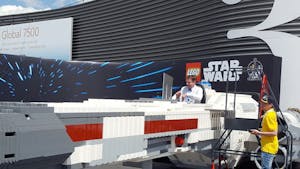 Star Wars : un vaisseau X-Wing Starfighter taille réelle tout en Lego à Paris
