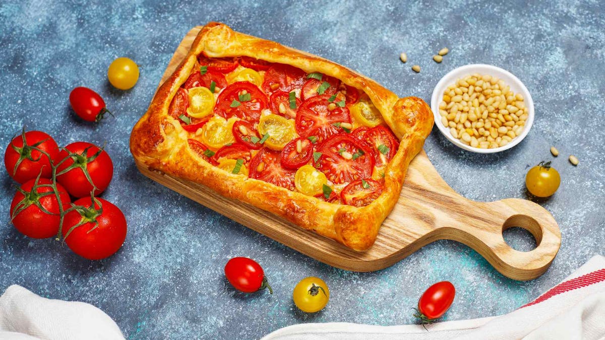 Tarte à la tomate, une recette hyper simple mais
savoureuse Tarte à la tomate, une recette hyper simple mais
savoureuse