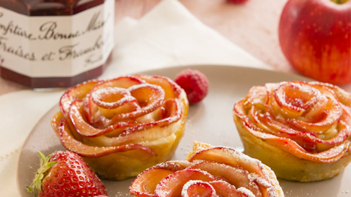 Tartelettes aux pétales de pommes et confiture de
fraises Bonne Maman® Tartelettes aux pétales de pommes et confiture de
fraises Bonne Maman®