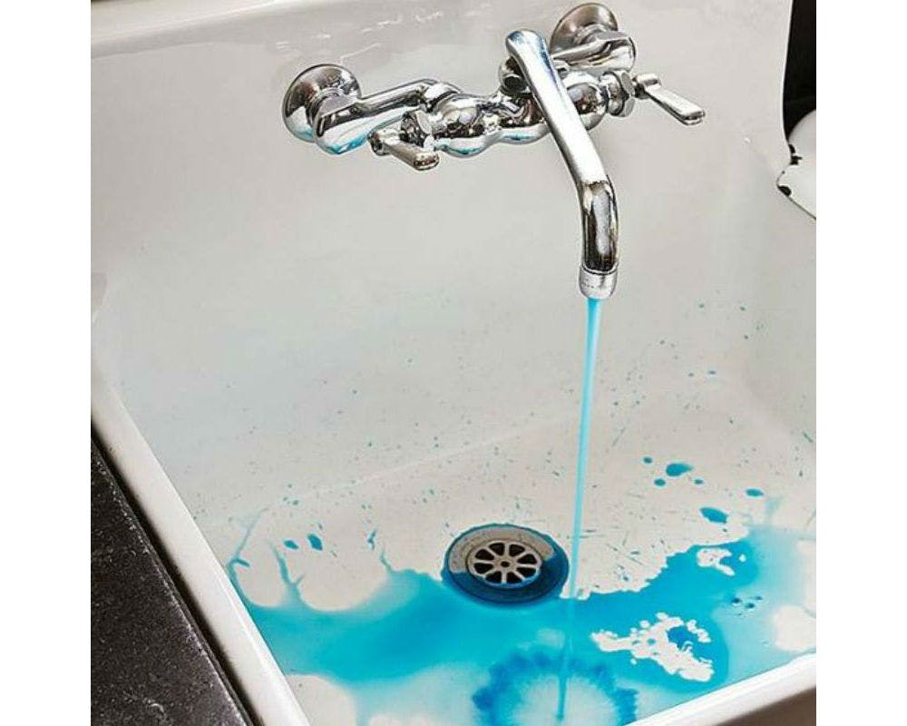 Trafiquer le robinet pour l'eau devienne bleue