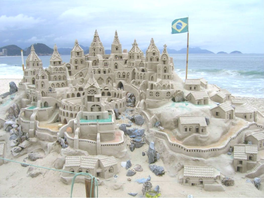 Un château sur la plage de Copacabana