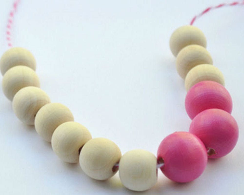 Un collier de perles en bois