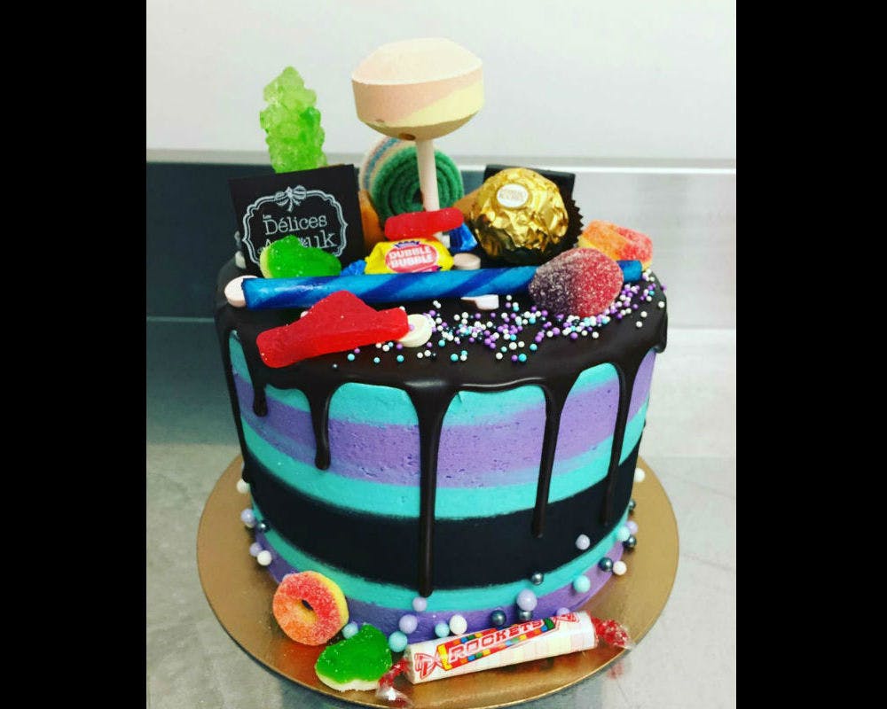 Un gâteau présentoir à bonbons