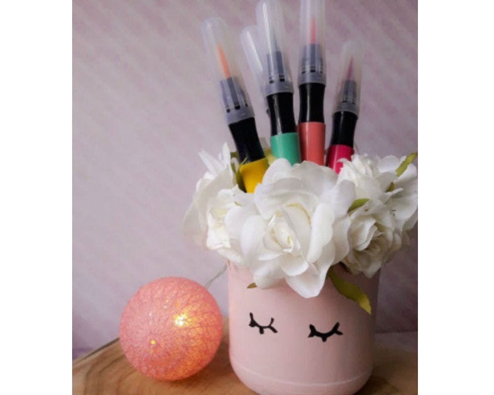 Un pot à crayons fleuri