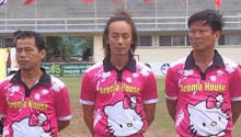 Une équipe de football en maillot rose Hello Kitty