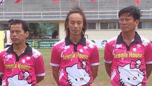 Une équipe de football en maillot rose Hello Kitty
