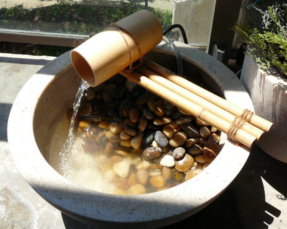 Une fontaine à eau en bambou