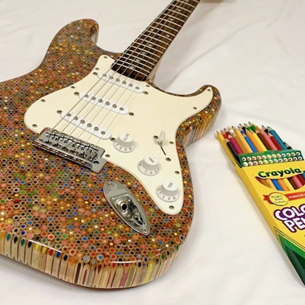 Une guitare  enti rement en crayons de couleur  MOMES net