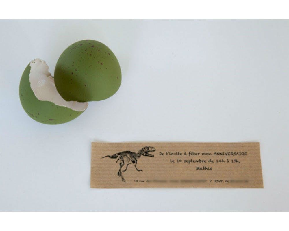 Une invitation cachée dans un œuf de dinosaures