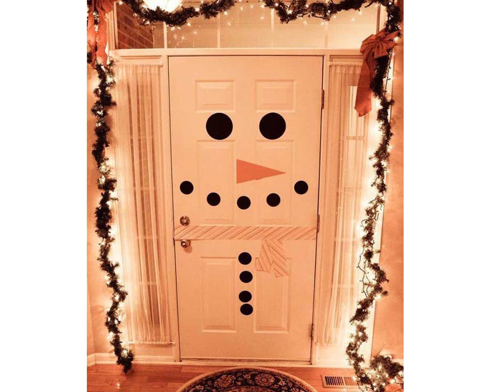 idées décorations Noël rapides simples faciles
        dernière minute une porte Bonhomme de Neige