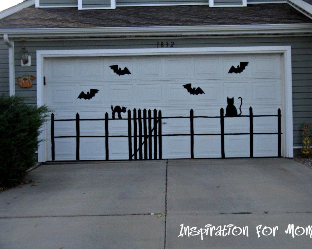 Une porte de garage avec des silhouettes
