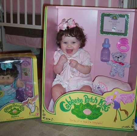 Une poupée dans sa boîte