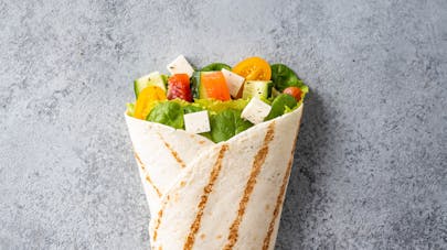 Wrap végétarien avec salade, tomates cerises, poivrons,
fêta Wrap végétarien avec salade, tomates cerises, poivrons,
fêta