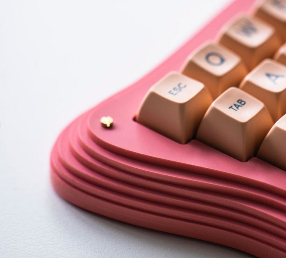 gros plan clavier d'ordinateur rose en forme de pokémon métamorph