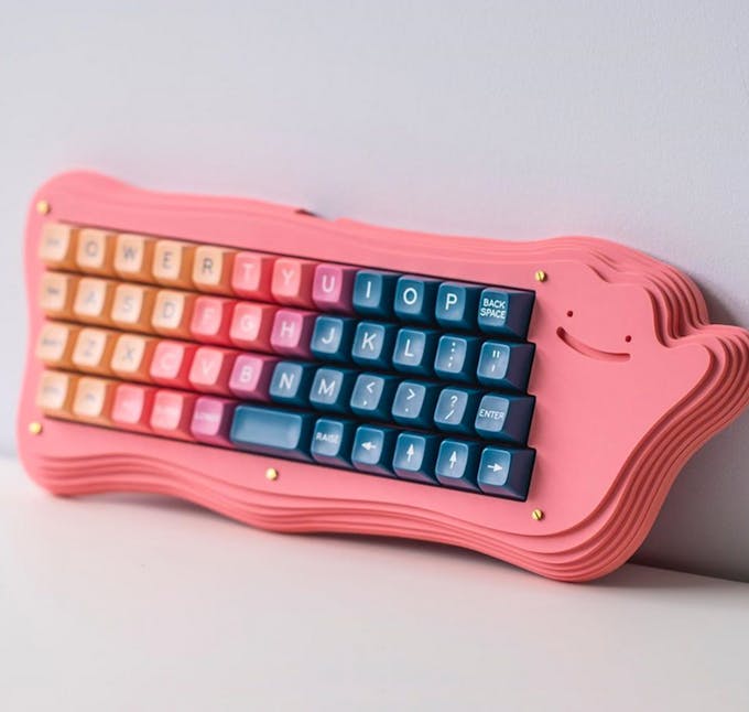 clavier d'ordinateur rose en forme de pokémon métamorph