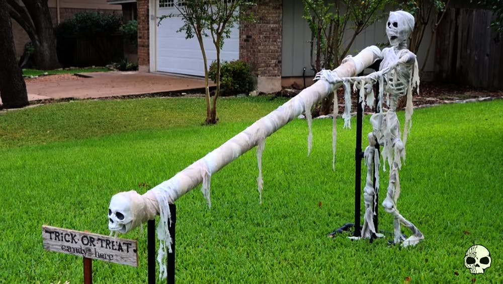 toboggan squelette distributeur à bonbons Halloween spécial Coronavirus distanciation physique