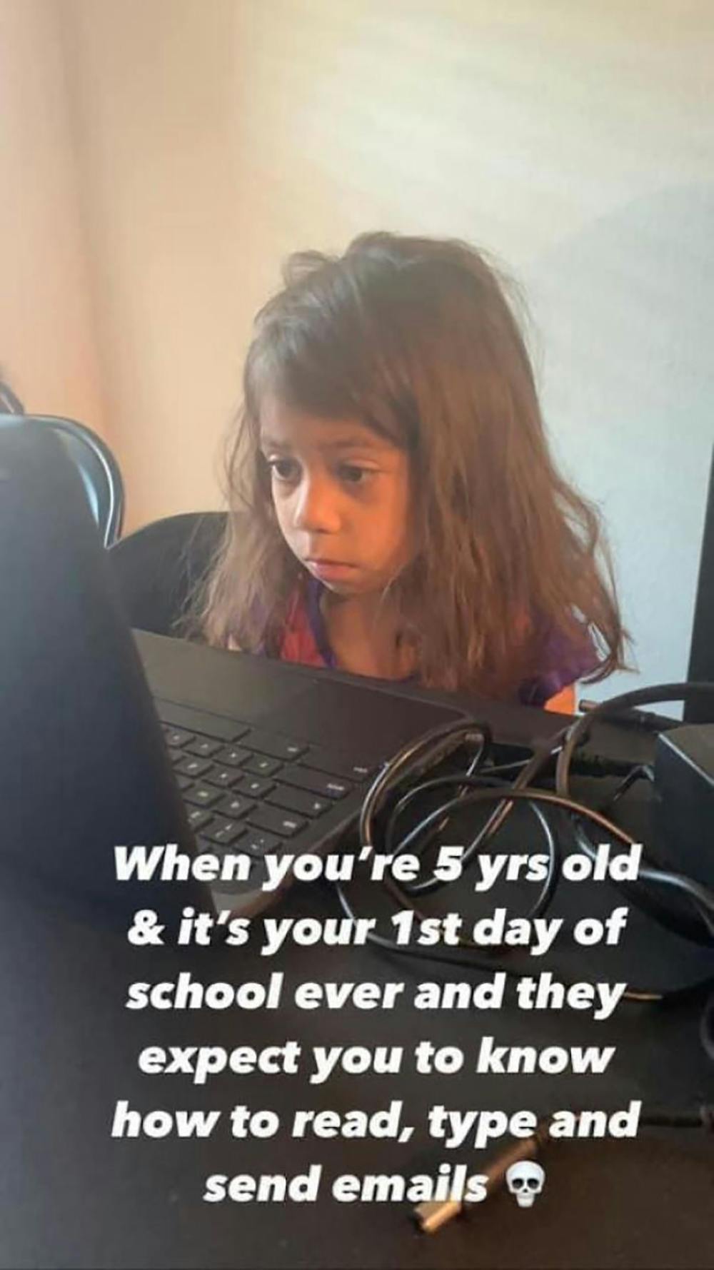enfant qui s'ennuie devant un cours virtuel sur ordinateur
