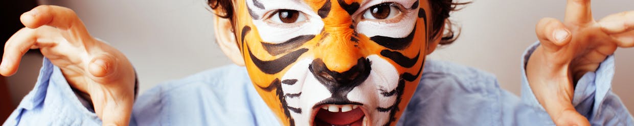 Garçon maquillé en tigre