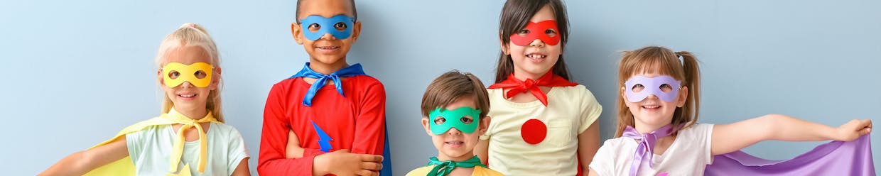 5 enfants posant en déguisement de super-héros