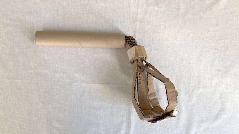 Mettre le fouet à l'intérieur du tube du rouleau de sopalin