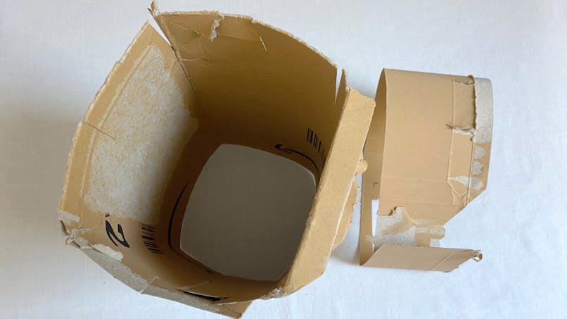 Faire 6 fentes dans le carton, à la vertical