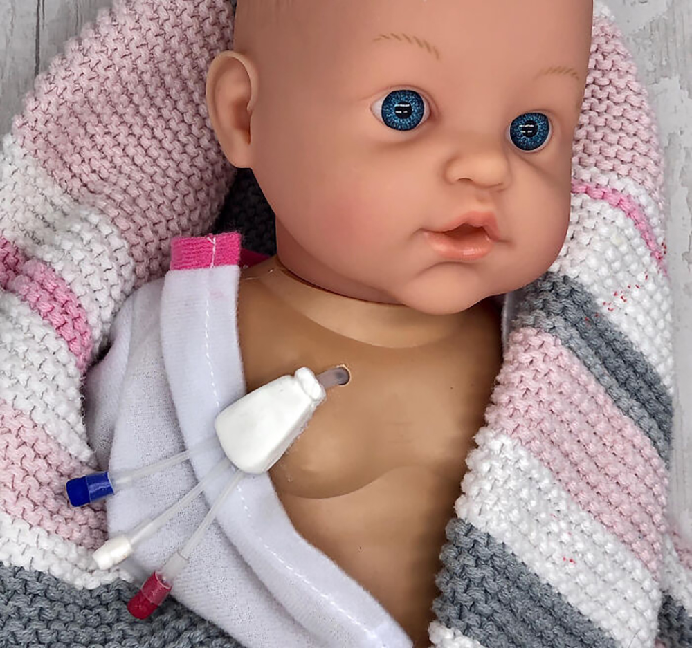 elle transforme des poup?�es pour les enfants handicap?�s ou ayant des probl?�mes m?�dicaux | MOMES.net