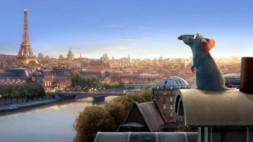 film Disney Ratatouille, le rat Rémy regarde la Tour Eiffel sur les toits de Paris