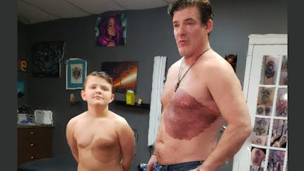 Il se fait tatouer pour avoir la même marque de naissance que son fils de 8 ans