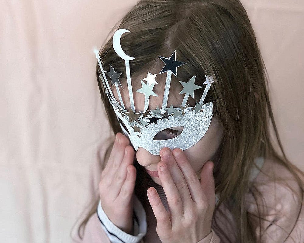 fille avec un masque hommage à la lune