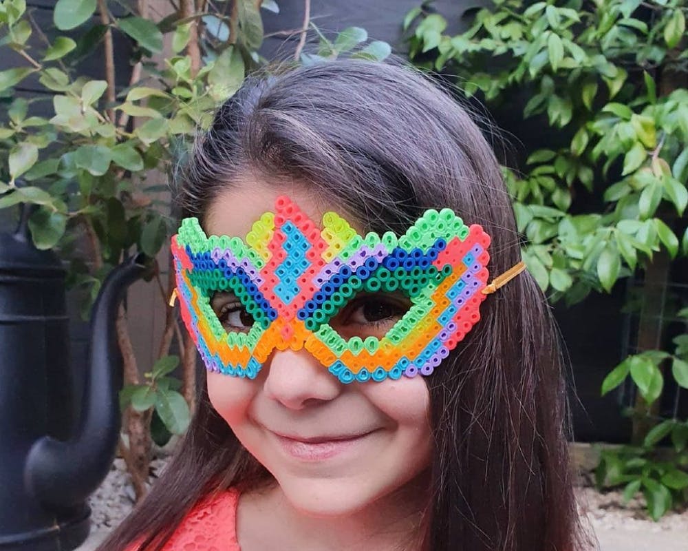 Un masque de carnaval coloré en perles à repasser