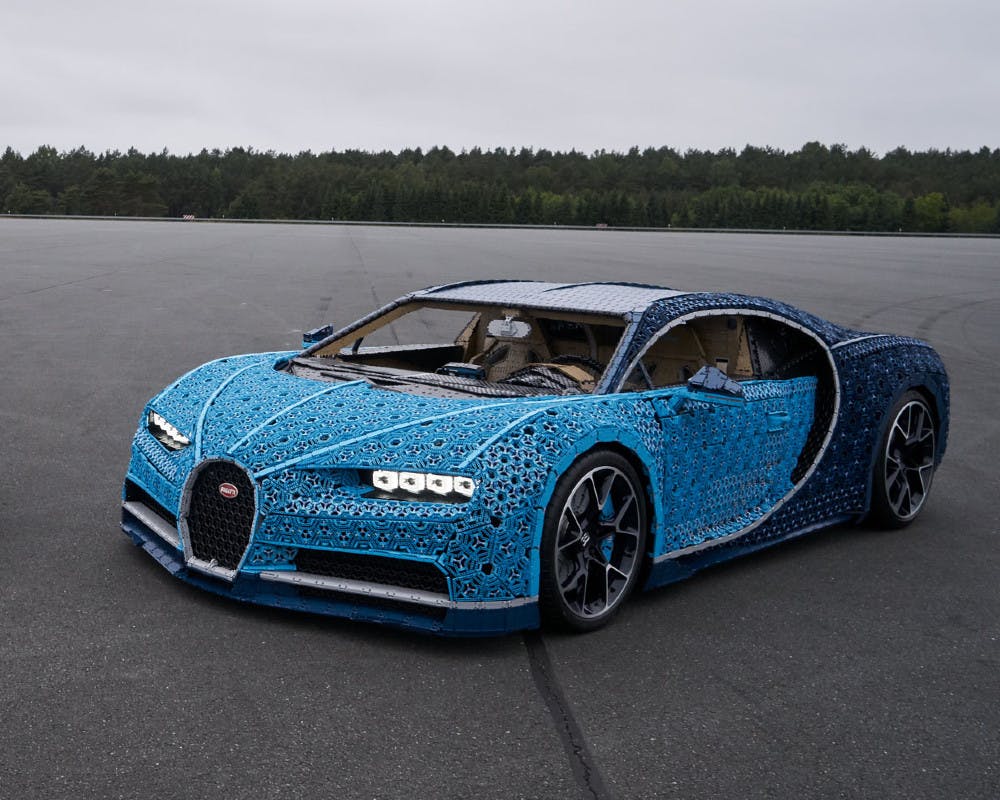 Une voiture Bugatti en Lego grandeur nature