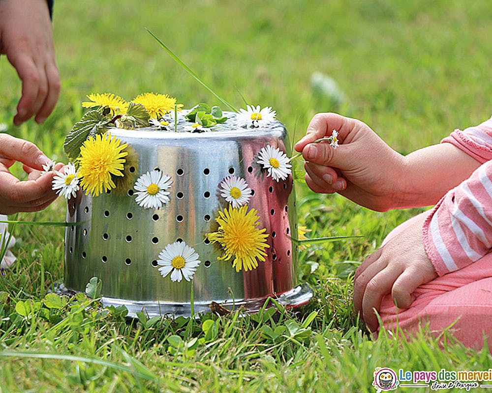 enfants qui enfilent des fleurs dans une passoire