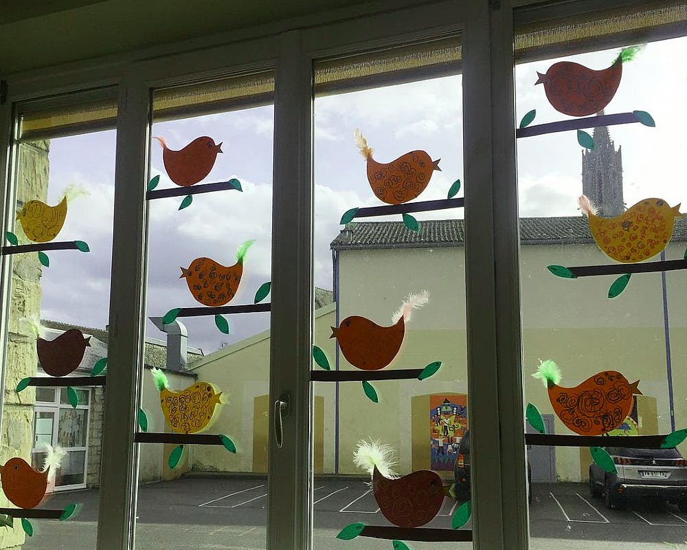 Les petits oiseaux en papier à la fenêtre