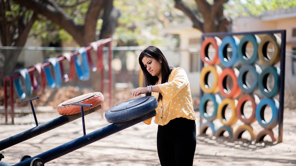Des aires de jeux pour enfants avec des pneus recyclés par Anthill Creations en Inde