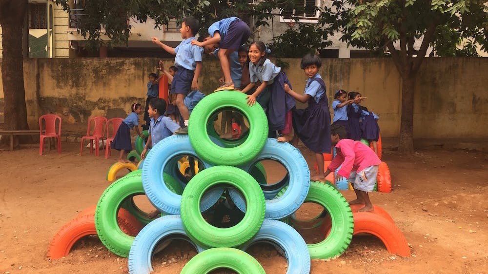 Des aires de jeux pour enfants avec des pneus recyclés