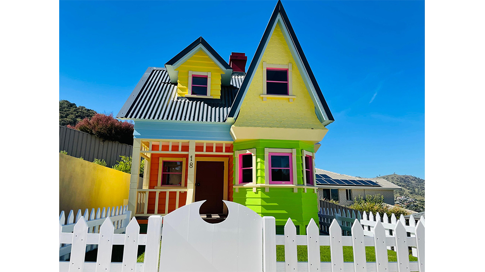 Il reproduit à l’identique pour son fils la maison de LàHaut dessin animé de Disney MOMES