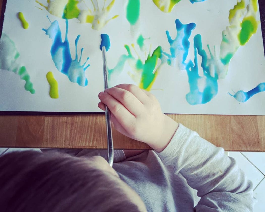 Un Enfant Qui Joue Avec Des Bulles De Savon oil painting